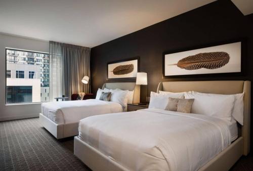 Llit o llits en una habitació de New people Hotel & Restaurant
