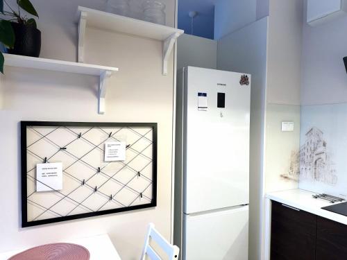 ウッチにあるApartament Łodziankaの窓と冷蔵庫付きのキッチンが備わります。