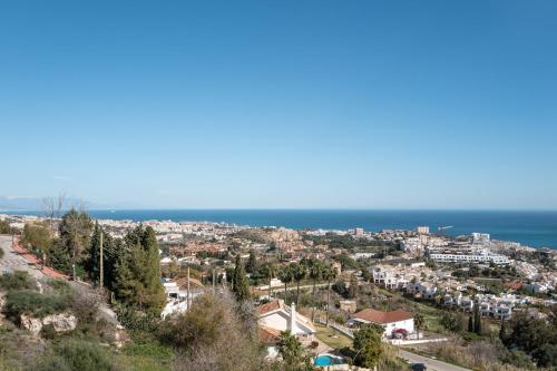 eine Luftansicht auf eine Stadt und das Meer in der Unterkunft I AM La Posada Hotel and Apartment in Benalmádena