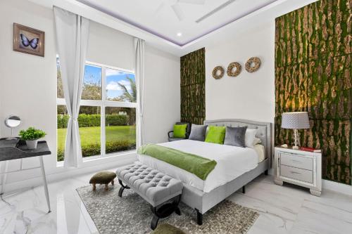 sypialnia z łóżkiem i oknem w obiekcie Perfect for Families The White House of Miami Close to Miami Beaches and the Keys West w mieście Princeton