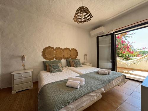 um quarto com 2 camas e uma grande janela em Villa 36 - THE CHARM(E) OF PORCHES em Porches