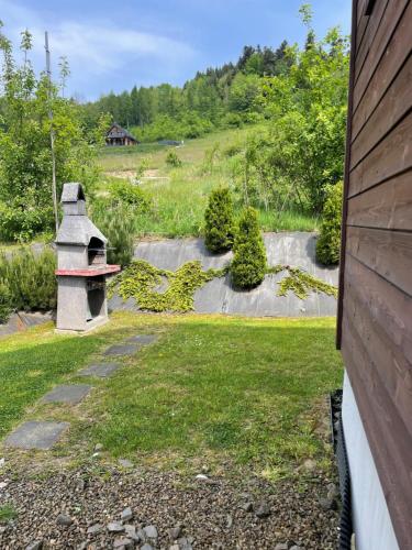 a view of a garden from the side of a house at RESET INN in Zawóz