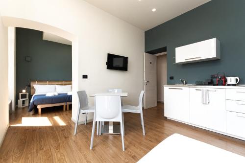 a kitchen and living room with a table and chairs at PIENO CENTRO - 3 min ACQUARIO in Genova