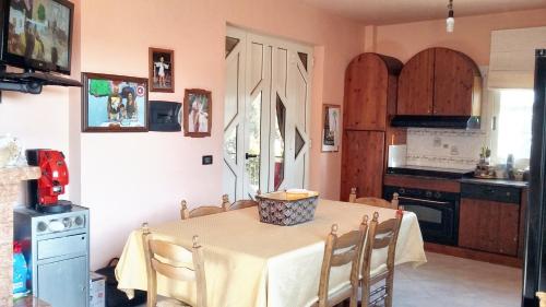 Cucina o angolo cottura di One bedroom villa with shared pool and enclosed garden at Augusta 8 km away from the beach