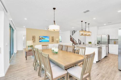 Upstay 9BR Disney Retreat w Pool, BBQ & Hot Tub photo 14