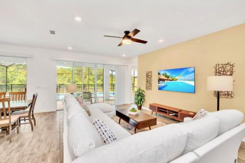 Upstay 9BR Disney Retreat w Pool, BBQ & Hot Tub photo 13