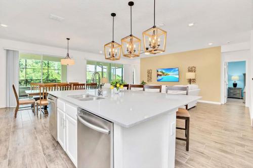 Upstay 9BR Disney Retreat w Pool, BBQ & Hot Tub photo 16