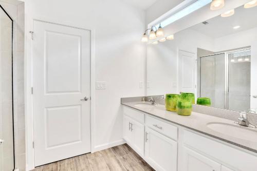 Upstay 9BR Disney Retreat w Pool, BBQ & Hot Tub photo 22