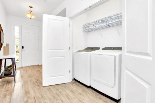 Upstay 9BR Disney Retreat w Pool, BBQ & Hot Tub photo 35