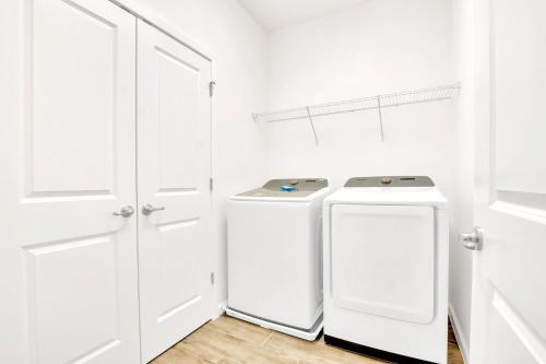 Upstay 9BR Disney Retreat w Pool, BBQ & Hot Tub photo 34
