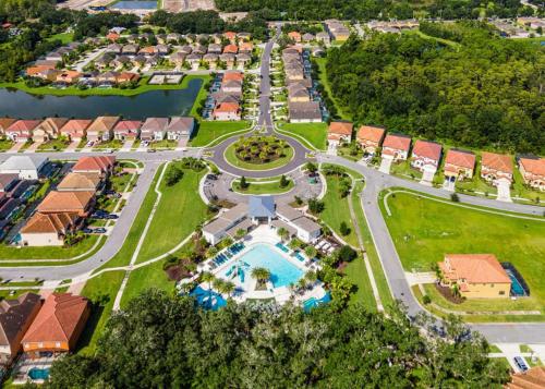 Upstay 9BR Disney Retreat w Pool, BBQ & Hot Tub photo 41