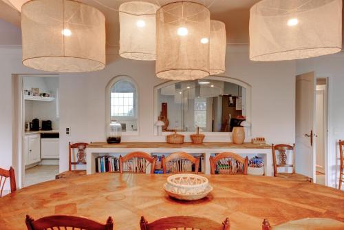 Dapur atau dapur kecil di LE KEY WEST maison de charme avec splendide jardin et piscine magnifique, Mougins près de Cannes