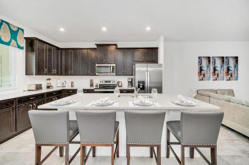 4BR Villa Home with Private Pool near Disney photo 3