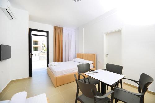 una stanza d'albergo con un letto, un tavolo e delle sedie di Vila S&S a Vlorë