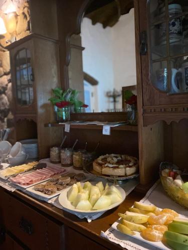 een buffet met veel verschillende soorten eten op een tafel bij Alto Chacras Cottage in Chacras de Coria