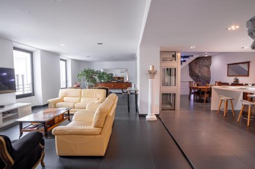 - un salon avec des canapés et une salle à manger dans l'établissement L'EMPEREUR somptueux duplex au style raffiné, Petit Juas, proche du centre, à Cannes