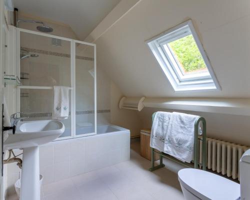 une salle de bain avec un lavabo, une douche et une baignoire dans l'établissement La Bergerie, à Mauzac-et-Grand-Castang