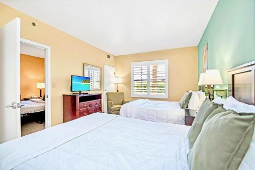 Cama ou camas em um quarto em Condo w Hot Tub & Pool - Close to Universal Studio