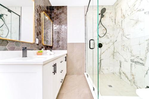een badkamer met een douche en een wastafel bij 2BR Apartment in James Street in Hamilton