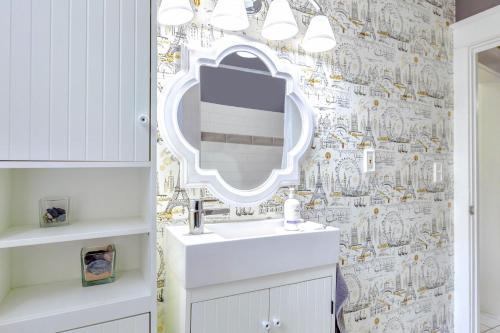 een badkamer met een wastafel en een spiegel bij Charming Corktown Home with a Backyard in Hamilton