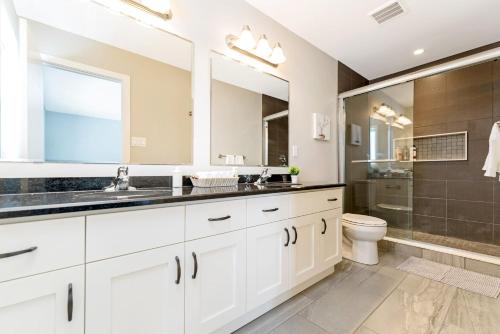 biała łazienka z umywalką i toaletą w obiekcie Serene 3BR Home - Sun Deck - Near Victoria Park w mieście Kitchener