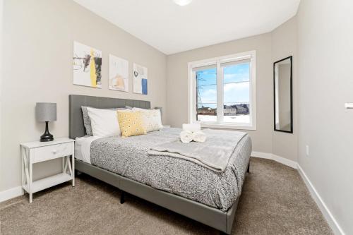 - une chambre avec un lit et une fenêtre dans l'établissement Serene 3BR Home - Sun Deck - Near Victoria Park, à Kitchener