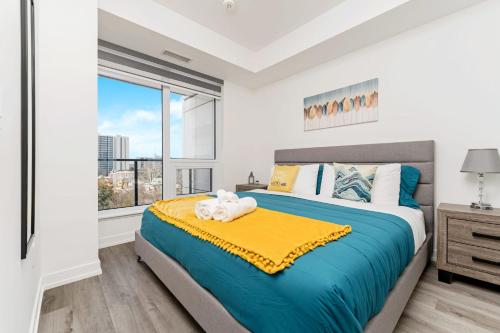 Luxury 1BR King Bed Unit - Private Balcony في كيتشنر: غرفة نوم بسرير كبير ونافذة