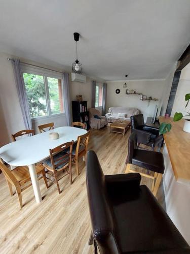Ruang duduk di Maison 3 chambres avec jardin et piscine à deux pas d'Avignon