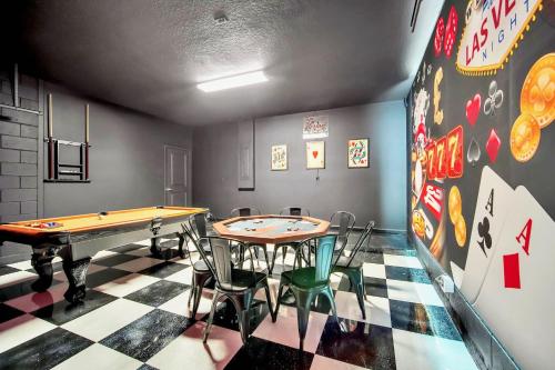 Upstay Modern Home w Pool, Games & BBQ - Sleeps 18 photo 11