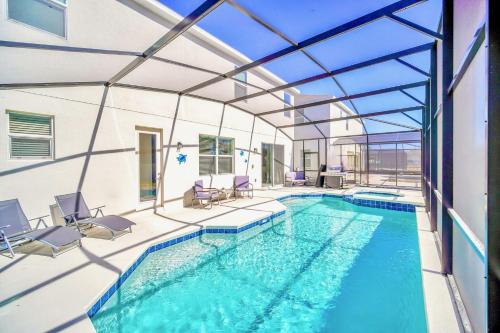 Upstay Modern Home w Pool, Games & BBQ - Sleeps 18 photo 10