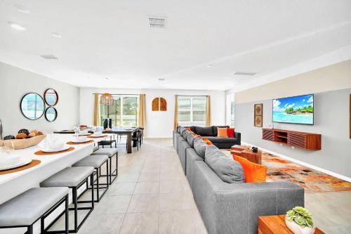 Upstay Modern Home w Pool, Games & BBQ - Sleeps 18 photo 13