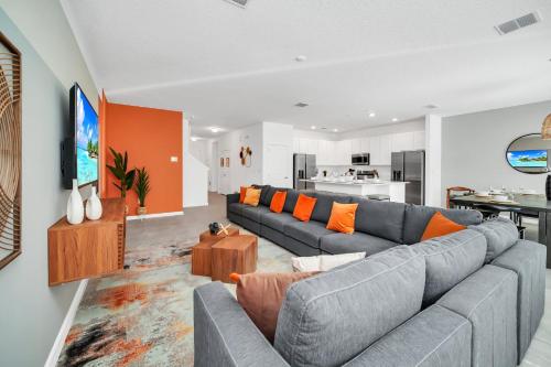 Upstay Modern Home w Pool, Games & BBQ - Sleeps 18 photo 12