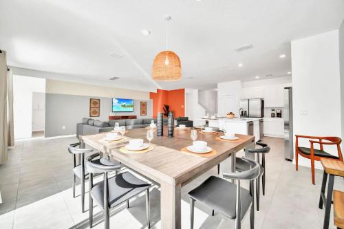 Upstay Modern Home w Pool, Games & BBQ - Sleeps 18 photo 15