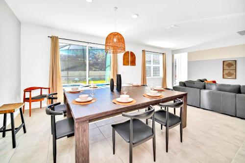 Upstay Modern Home w Pool, Games & BBQ - Sleeps 18 photo 14