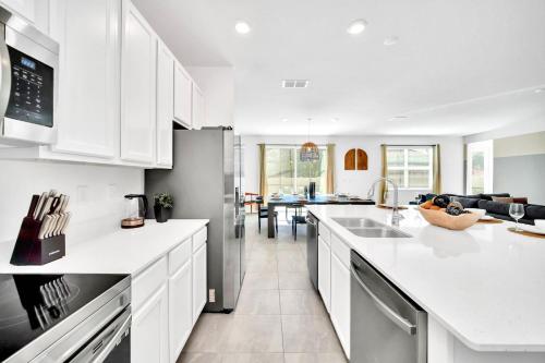 Upstay Modern Home w Pool, Games & BBQ - Sleeps 18 photo 16