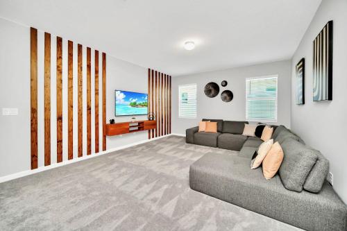 Upstay Modern Home w Pool, Games & BBQ - Sleeps 18 photo 17