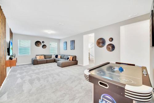 Upstay Modern Home w Pool, Games & BBQ - Sleeps 18 photo 18