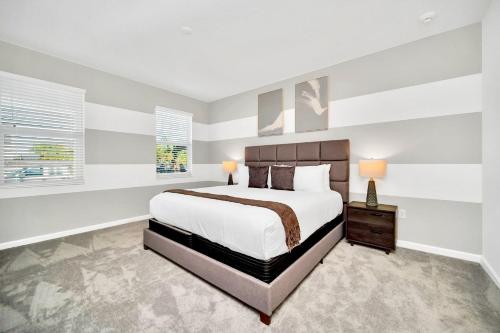 Upstay Modern Home w Pool, Games & BBQ - Sleeps 18 photo 19