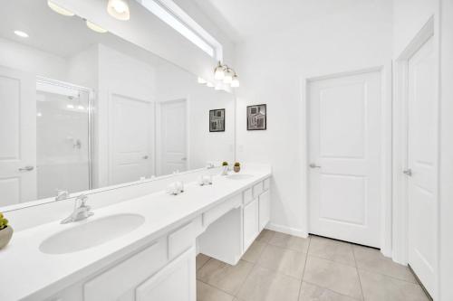 Upstay Modern Home w Pool, Games & BBQ - Sleeps 18 photo 20