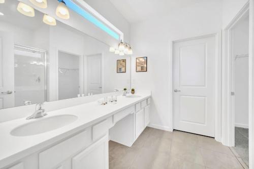 Upstay Modern Home w Pool, Games & BBQ - Sleeps 18 photo 22