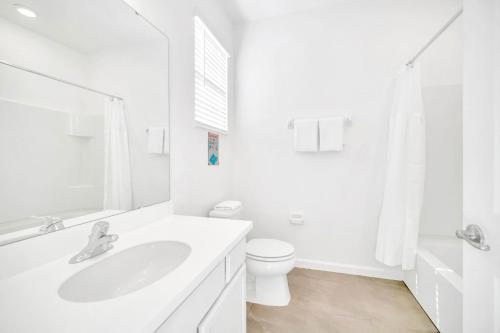Upstay Modern Home w Pool, Games & BBQ - Sleeps 18 photo 24