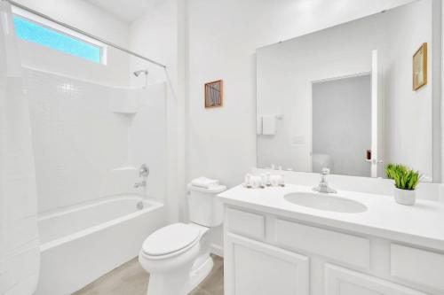 Upstay Modern Home w Pool, Games & BBQ - Sleeps 18 photo 26
