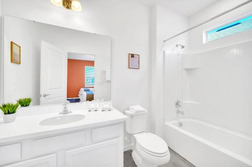 Upstay Modern Home w Pool, Games & BBQ - Sleeps 18 photo 29