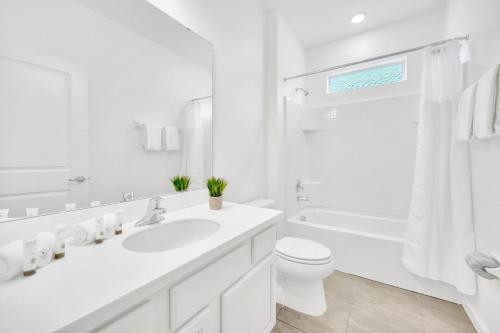Upstay Modern Home w Pool, Games & BBQ - Sleeps 18 photo 31