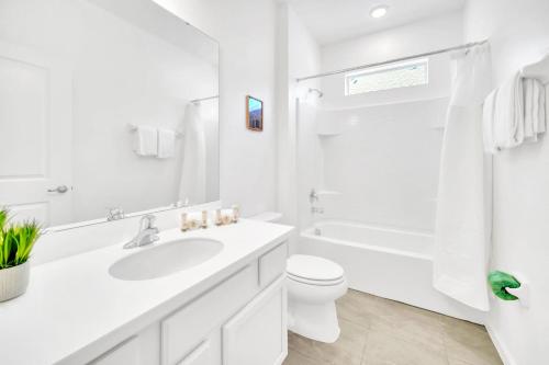 Upstay Modern Home w Pool, Games & BBQ - Sleeps 18 photo 33