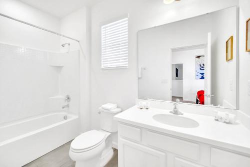 Upstay Modern Home w Pool, Games & BBQ - Sleeps 18 photo 35