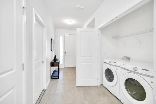 Upstay Modern Home w Pool, Games & BBQ - Sleeps 18 photo 37