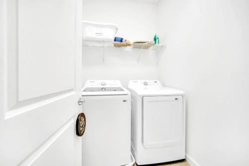 Upstay Modern Home w Pool, Games & BBQ - Sleeps 18 photo 38
