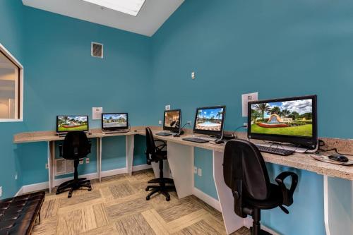Upstay Modern Home w Pool, Games & BBQ - Sleeps 18 photo 46