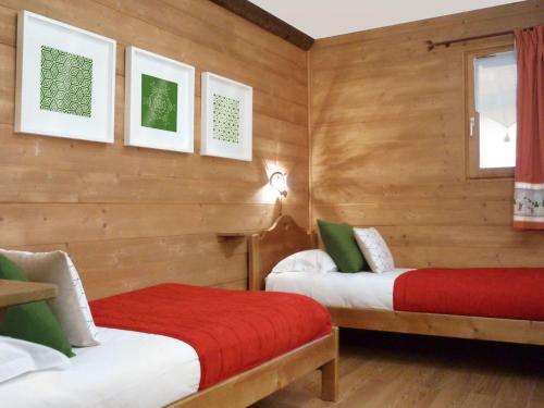 2 łóżka w pokoju z drewnianymi ścianami w obiekcie Appartement Valloire, 4 pièces, 8 personnes - FR-1-263-155 w mieście Valloire